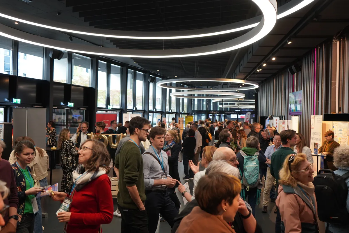 An der Messe in der Hall treffen Schulen und Lehrpersonal aufeinander.